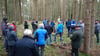 Auch viele Zuhörer begleiteten die Gemeinderäte bei deren Waldbegehung.