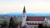  Kirchberg an der Iller: Kirche vor der Alpenkulisse vom Häldele aus gesehen