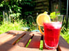 Fruchtig-frisches Getränk an warmen Sommertagen: der Eistee mit gefrorenen Früchten, Minze und Johannisbeersirup.