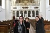 Für Conny Scheck (links) und die holländische Grafikerin Helene van Binsbergen erklärt Schwester Irmengardis die Besonderheiten der Barockkirche in Sießen.
