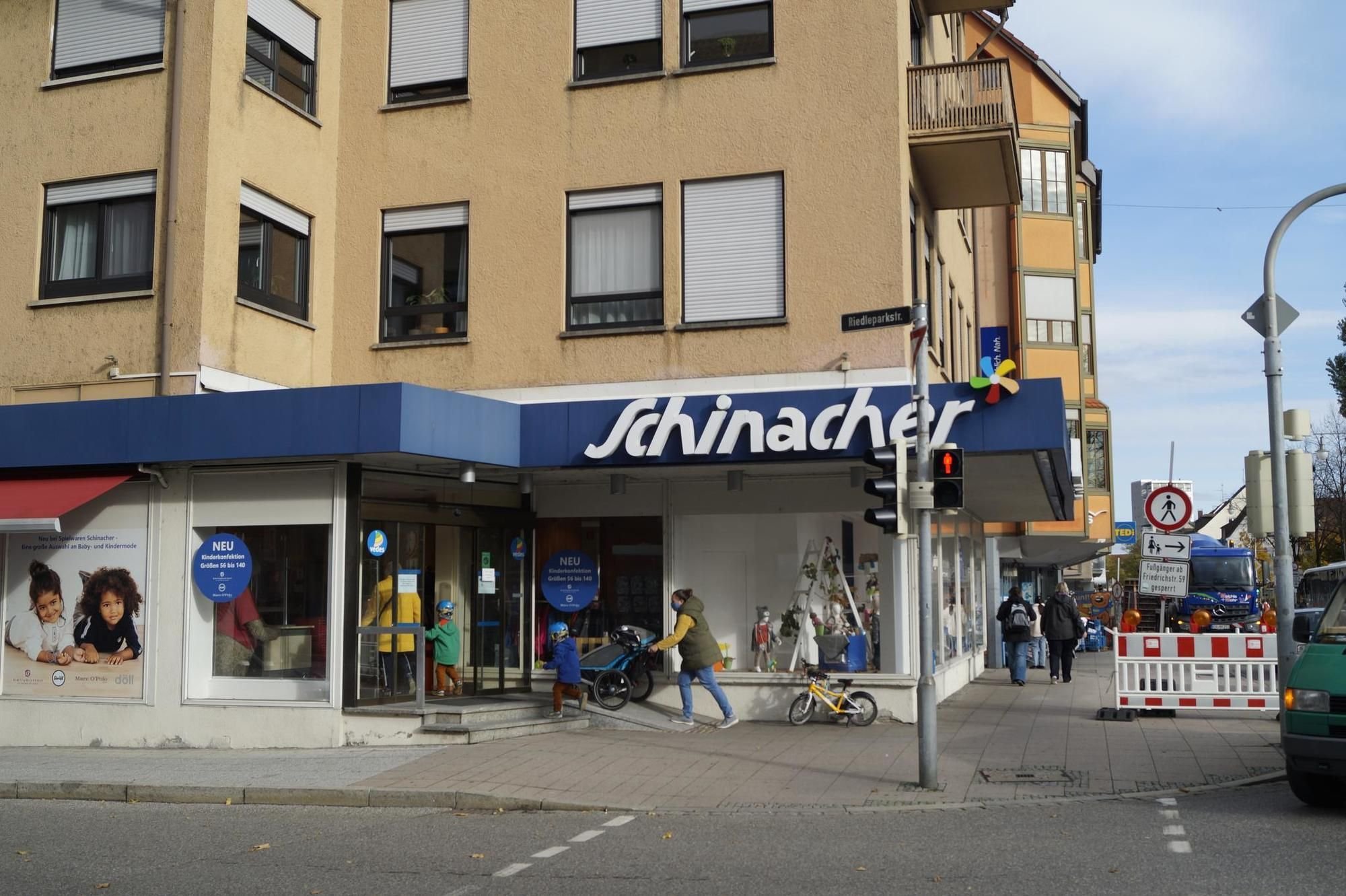 Bei Schinacher gibt es jetzt auch Kinderkleidung zu kaufen