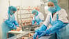 So wie auf dem Archivfoto wird in dem Geflügelschlachtbetrieb in Ertingen schon immer auf hygienische Standards geachtet. Trotzdem haben sich Mitarbeiter mit Corona infiziert.
