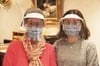 Tragen Mund-Nase-Schutz und ein Visier: Kornelia Kehrer (links) vom gleichnamigen Brillen– und Schmuckgeschäft mit ihrer Auszubildenden Lara Rölli.