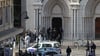 Polizisten der Eliteeinheit Raid treffen ein, um die Kirche Notre-Dame nach einem Messerangriff zu durchsuchen. Foto: Valery Hache/AFP/dpa