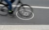  Ein Fahrradfahrer fährt auf dem Radfahrstreifen: Die Stadt Ravensburg will den Radverkehr künftig stärken.