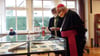 Gisela Christ führt Bischof Gebhard Fürst durch die Ausstellung über Johann Baptista Sproll.
