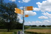  Gelbe Hinweisschilder weisen auf die neuen Spazierwege zwischen Kluftern und Markdorf hin.