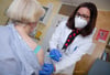  Nicola Buhlinger-Göpfarth, Fachärztin für Allgemeinmedizin, impft in ihrer Praxis eine Patientin gegen das Coronavirus.