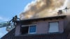  Schnell gelingt es der Feuerwehr, den Brand im Dachstuhl eines Mehrparteienhauses unter Kontrolle zu bekommen.