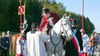Blutritt in Weingarten im zweiten Corona-Jahr: Im kleinen Rahmen verlief die traditionelle Prozession ab. Blutreiter Dekan Ekkehard Schmied begleiteten 13 Reiter durch die Flur.