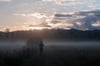  Impressionen aus einem potenziellen Biosphärengebiet: Sonnenaufgang über der Adelegg östlich von Isny, davor unter einem Nebelschleier das Rotmoos, das im Bereich des Moors in den Bodenmösern seit einigen Jahren wiedervernässt wird.
