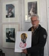 In seinem Atelier in der Alten Papierfabrik in Scheer zeigt Eckhard Froeschlin am Wochenende seine neusten Werke, bietet Dichterporträts zum Verkauf an (im Hintergrund) und stellt den neuen Graphik-Kalender vor.