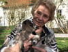  Annemarie Wengert ist Patin der Eggenroter Ziegenkinder Anne und Marie. Die 87-Jährige schaut jeden Tag bei den Zicklein vorbei.