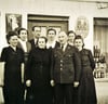  Die Familie Fricker Mitte der 1950er-Jahre (v. l.): Hedwig, Gretl, Franz jun., Senze, Mathilde, Franz sen., Maria und Hildegard.