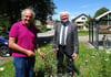 Wolfgang Dürrenberger (l.) und Bürgermeister Elmar Braun zeigen die kleine Blühwiese vor dem Rathaus.