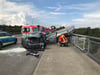  Bei einem schweren Unfall am Freitagnachmittag auf der Ellwanger Hochbrücke ist der Unfallfahrer schwer verletzt worden.