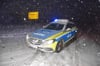 Dichter Schneefall setzte pünktlich zum meteorologischen Winteranfang in der Nacht zu Dienstag im Süden Deutschlands ein. Mit einher gingen Unfälle und stundenlange Staus. Die Polizei hatte einiges zu tun, auch bei Blaubeuren.