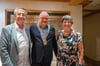  Beim Rotary-Club Isny-Allgäu fand der turnusmäßige Wechsel in den Amtsfunktionen statt: Auf Präsidentin Dr. Barbara Schorsack (rechts) folgt Thomas Amann (mitte).