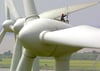 Windkrafttechniker bei der Justierung eines Windmessgerät: „Der Exporterfolg von Gütern zur Herstellung erneuerbarer Energie enttäuscht“, schreibt das IW.