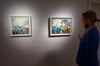  Am Donnerstag ist die Ausstellung „Kunst von uns“ eröffnet worden: Ines Mangold-Walter beim Betrachten von zwei Bildern von Eckard Scheiderer.
