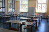  In Reih und Glied stehen die Tische der Realschule Spaichingen bei den Abschlussprüfungen.