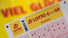 Ein Lottoschein mit den sechs Richtigen kann ein leben verändern. Foto: Swen Pförtner/dpa