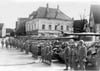Alliierte Soldaten treten zum Appell auf dem Laupheimer Marktplatz an. Das Bild stammt aus dem Frühjahr 1945. Am 8. Mai hatte für Deutschland mit der bedingungslosen Kapitulation der Zweite Weltkrieg geendet. Doch auch die Nachwehen des Krieges beschä