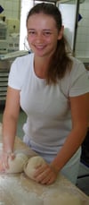 Susanne Rupp bei der Arbeit in der Bäckerei.