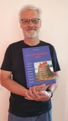  Gerold Fix mit seinem Erstlingswerk „Das Acht-Sprachen-Buch“