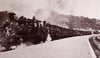 Am 14. Mai 1912 war die Nebenbahnlinie von Schwäbisch Gmünd nach Göppingen auf ihrer ganzen Länge mit einem festlich geschmückten Zug eröffnet worden. Das Bild ist dem Buch „Die Remsbahn“ von Kurt Seidel entnommen, 1987 im Konrad-Theiss-Verlag 