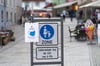 Ein Schild mit der Aufschrift „Ab hier gilt Maskenpflicht!“ hängt am Eingang der Fußgängerzone in Berchtesgaden. In Sigmaringen wird es das in nächster Zeit noch nicht geben.
