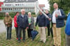  Bürgermeister Walther Puza (ganz rechts) zeigt dem CDU-Landtagsabgeordneten Raimund Haser (fünfter von links) und den Besuchern, wie und wo sich Berkheim weiterentwickeln wird.