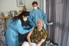 Die 89-jährige Rosa Glocker bekommt im Altenzentrum Goldbach ihre erste Impfung. Bei Besuchen im Altenzentrum gelten auch weiterhin die vorgeschriebenen Hygieneregeln mit FFP2-Maske und einem negativen Schnelltest.