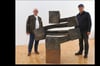 Der Vorsitzende des Kunstkreises, Michael Martin (links), bewundert die Balance der Skulptur Armin Göhringers. Foto: Bettina Fillinger