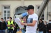  Demo-Organisator Tarkan Karakaya bei seiner Ansprache auf dem Tuttlinger Marktplatz.