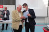 Sichtlich bewegt zeigte sich Alois Hummler (vorn links), als er die Auszeichnung von WFV-Präsident Matthias Schöck in Empfang nahm.