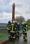 Unter dem Stichwort „Bergung von Sachen“ war die Bad Buchauer Feuerwehr alarmiert worden, da die Polizei den Riesen-Phallus als verkehrsgefährdend einstufte.
