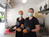  Ellena Rupf (r.) und ihre Mitarbeiterin Monika Rothkirch stehen wieder im Foodtruck, mit einem Hofverkauf startete die Jungunternehmerin nach der Coronakrise wieder.