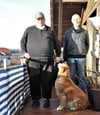 Herbert (links) und Hund Momo freuen sich jedes Mal über einen Besuch des ehrenamtlichen Betreuers Lutz Gampert vom Betreuungsverein St. Martin. Gampert unterstützt ihn bei Angelegenheiten rund um Finanzen, Gesundheitsfürsorge und Behördengänge.