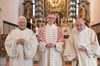Diakon Klaus Maier (von links), stellvertretender Dekan Thomas Bucher und Diakon Roland Keinert feierten das Weihejubiläum der beiden Diakone zusammen mit einigen befreundete Diakone und Priester in der Kirche St. Peter in Bad Waldsee.