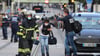 Französische Gerichtsmediziner treffen am Ort eines Messerangriffs in Nizza ein. Foto: Valery Hache/AFP/dpa