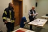 Bürgermeister Hans Rieger (r.) erläuterte die von einem Feuerwehrmann präsentierte neue Einsatzmontur.