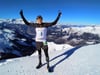 Benedikt Hoffmann kommt als Erster auf dem Gipfel Weisshorn in den Schweizer Bergen an und gewinnt damit den knapp 17 Kilometer langen Wettkampf des „Swiss Snow Walk & Run“.