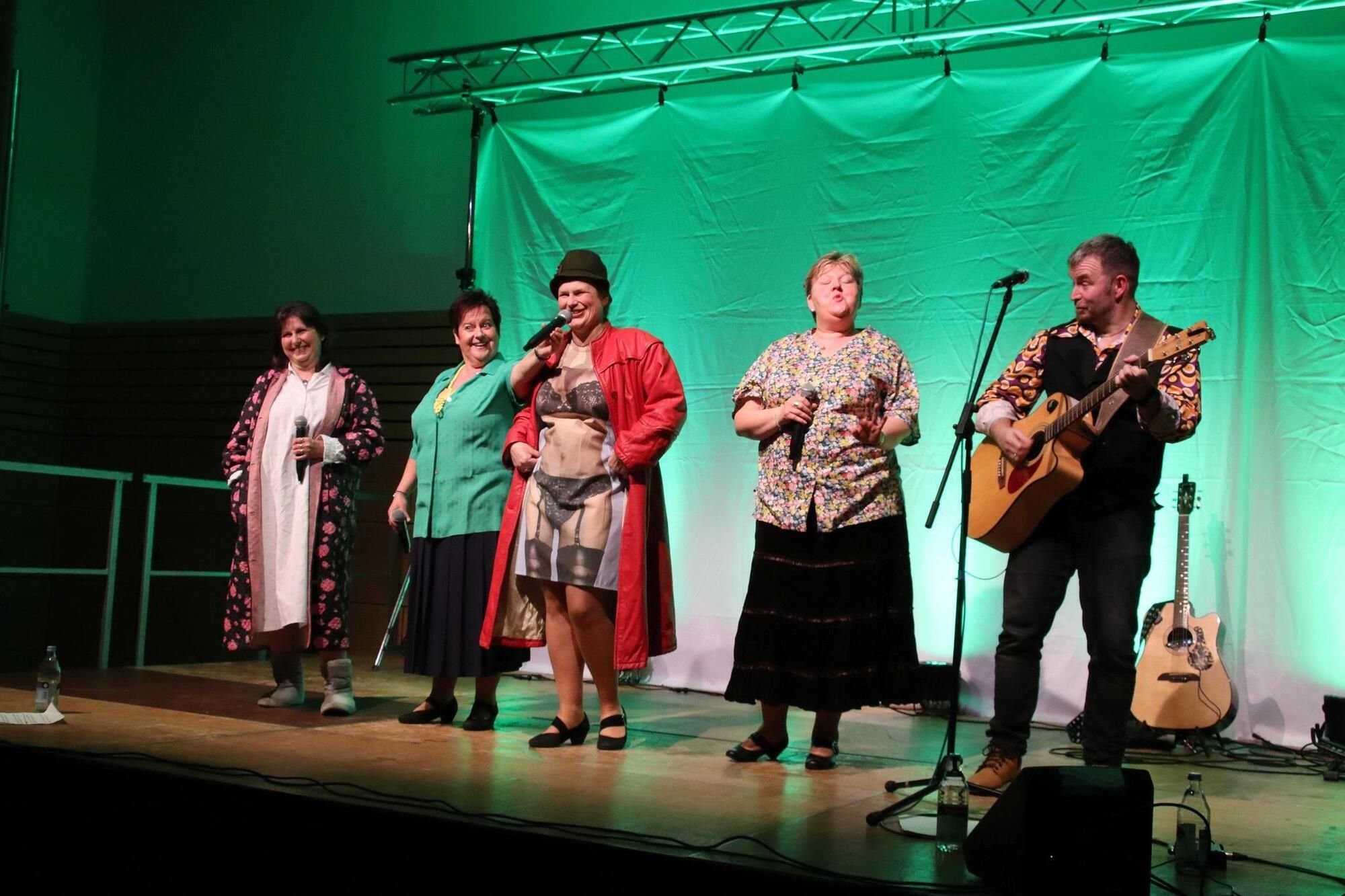 Schwarzes Schamhaar der Fehlaperlen reißt alle vom Hocker