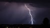 Blitze sind während eines Gewitters am Himmel zu sehen. Foto: Robert Michael/dpa-Zentralbild/dpa/Symbolbild