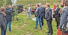 Auf 0,3 Hektar Anbaufläche wird Landwirt Huber Bernhard aus Kressbronn (zweiter von links) eine Agrar-Photovoltaik-Anlage zur Energiegewinnung aber auch als Hagelschutz im Rahmen eines Pilotprojektes installieren.