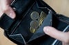 ARCHIV - Blick in eine Geldbörse mit Euro-Münzen, aufgenommen am 28.04.2013 in Nürnberg (Bayern). Trotz EC- und Kreditkarten sind Münzen und Scheine beim Bezahlen von Einkäufen für viele Thüringer nicht wegzudenken. (zu dpa «Thüringer nutzen Ba