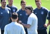Mit einer emotionalen Ansprache schwört Bundestrainer Joachim Löw (Mitte) die DFB-Auswahl auf das Spiel gegen Portugal ein.