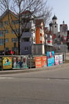  In Isny aktuell einziger Hinweis auf die Landtagswahl in gut zwei Wochen sind Wahlplakate – etwa an der Brücke über die Ach unweit des Busbahnhofs am Kurhaus.