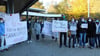  Schon vor der Stadthalle und später auch im Saal setzen sich rund 40 Mitarbeiter und Bürger mit Plakaten für den Erhalt des Pfullendorfer Krankenhauses ein.